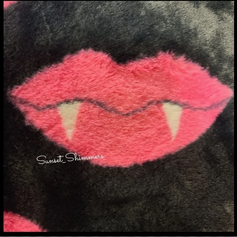 Faux Fur Pink LIPS Vampire FANGS Halloween Oversized Lux Plush Throw Blanket NEW